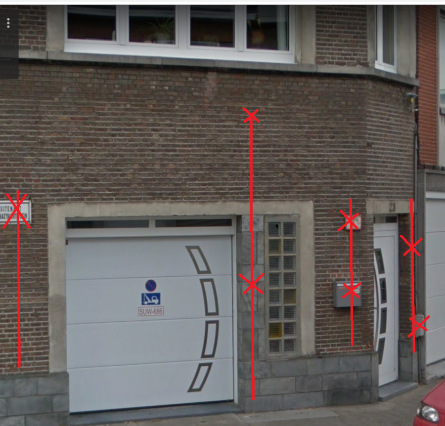 Bij je aanvraag laad je een foto op van je gevel met de gewenste plaatsing van uw slinger. Hierbij een voorbeeld van een foutieve markering.